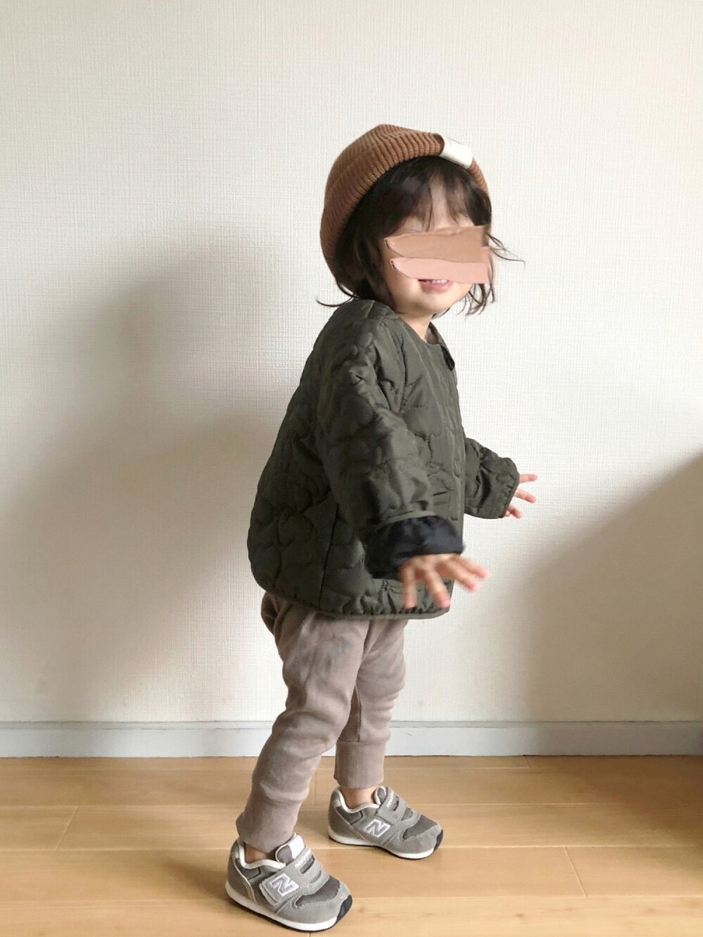 「スニーカー、アウター、ニット帽、New Balance、キルティング、サルエルパンツ、スヌーピー、カーキ、プチプラ、2歳、休日コーデ、西松屋、2歳0ヶ月、だから秋服が好き」｜「CIAOPANIC TYPYのカラーニットワッチ（ニットキャップ/ビーニー、イエロー系）」を使った、★app@chi★さん（キッズ・110cm）の秋コーディネートの1枚目の写真