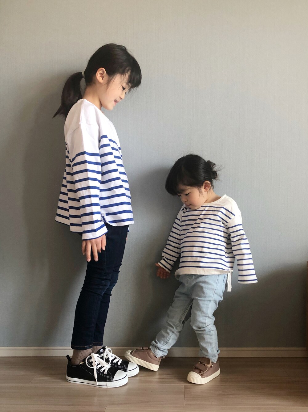 ブルー系のTシャツ/カットソー、ブルー系のデニムパンツ、ブラック系のスニーカーを着用したキッズの春コーディネートの1枚目の写真