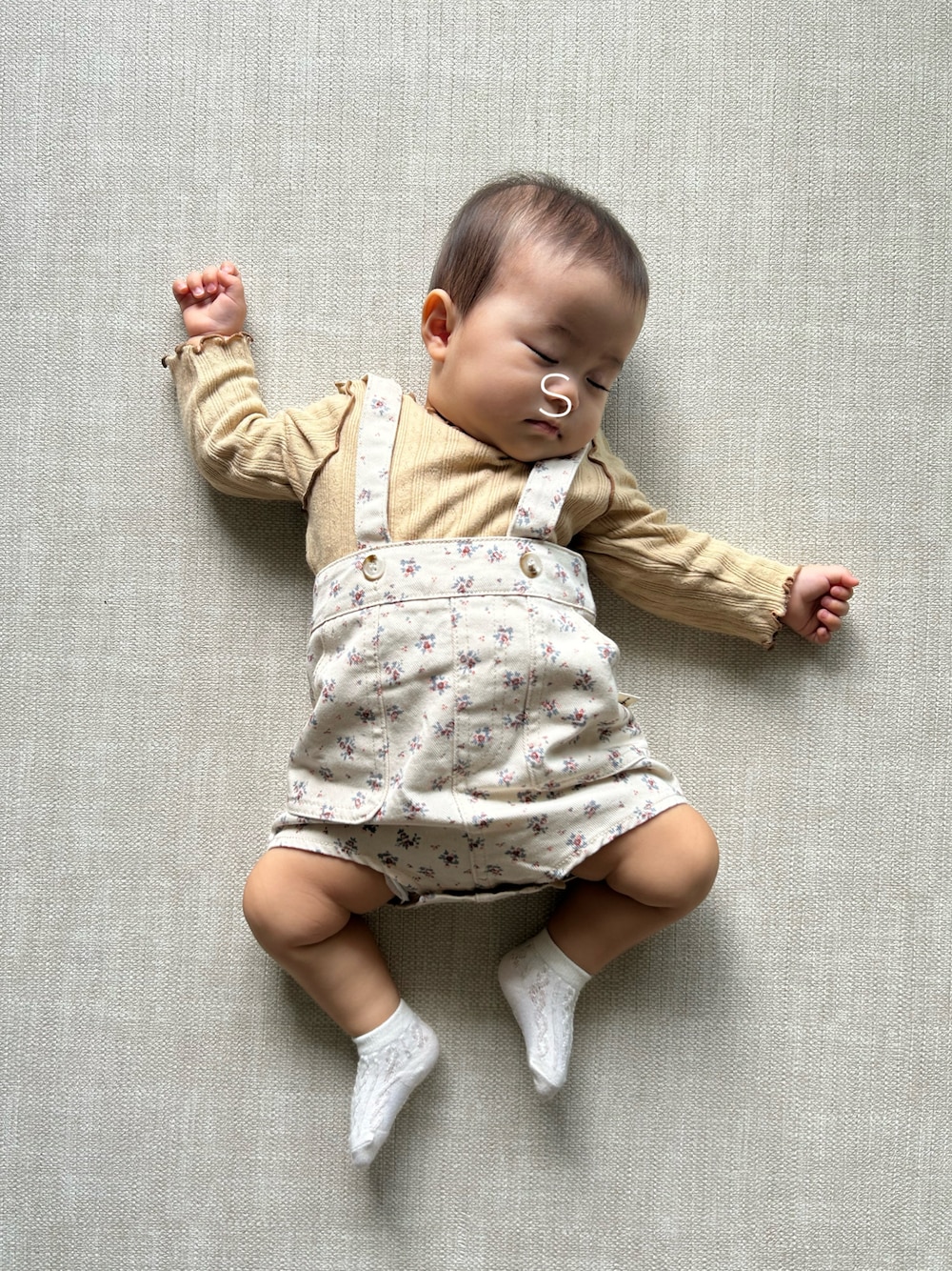 「０歳、0歳9ヶ月、ベビーコーデ、淡色コーデ、ロンパース、サロペット、花柄、デニム、ベージュ、秋コーデ」｜「petit mainの【弱酸性】針抜きロンパース（ロンパース、イエロー系）」を使った、★app@chi★さん（キッズ・134cm）の秋コーディネートの1枚目の写真