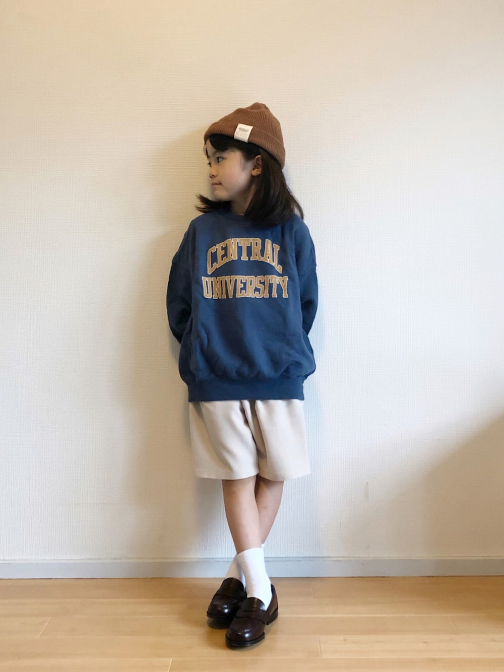 ブルー系のスウェット、ホワイト系のその他パンツ、ブラウン系のローファーを着用したキッズの秋コーディネートの1枚目の写真