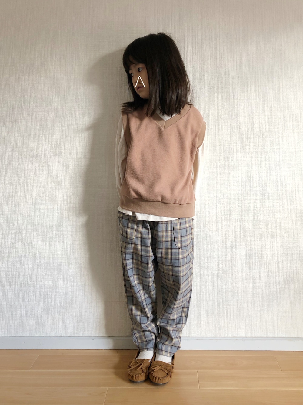 「チェック、ベスト、レイヤードスタイル、モカシン、6歳、ボリューム袖、チェック柄に恋してる、チェッカーず2021」｜「Korea(monmimi)のアイテム（ベスト、ブラウン系）」を使った、★app@chi★さん（キッズ・110cm）の秋コーディネートの1枚目の写真