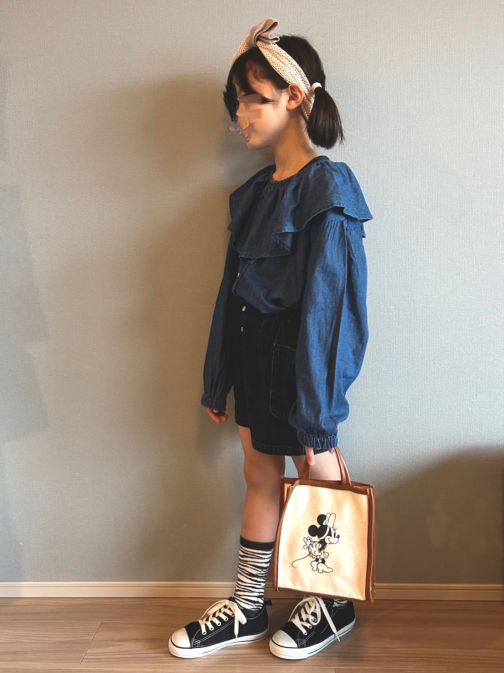 ブルー系のシャツ/ブラウス、ブルー系のデニムパンツ、ブラック系のスニーカーを着用したキッズの春コーディネートの1枚目の写真