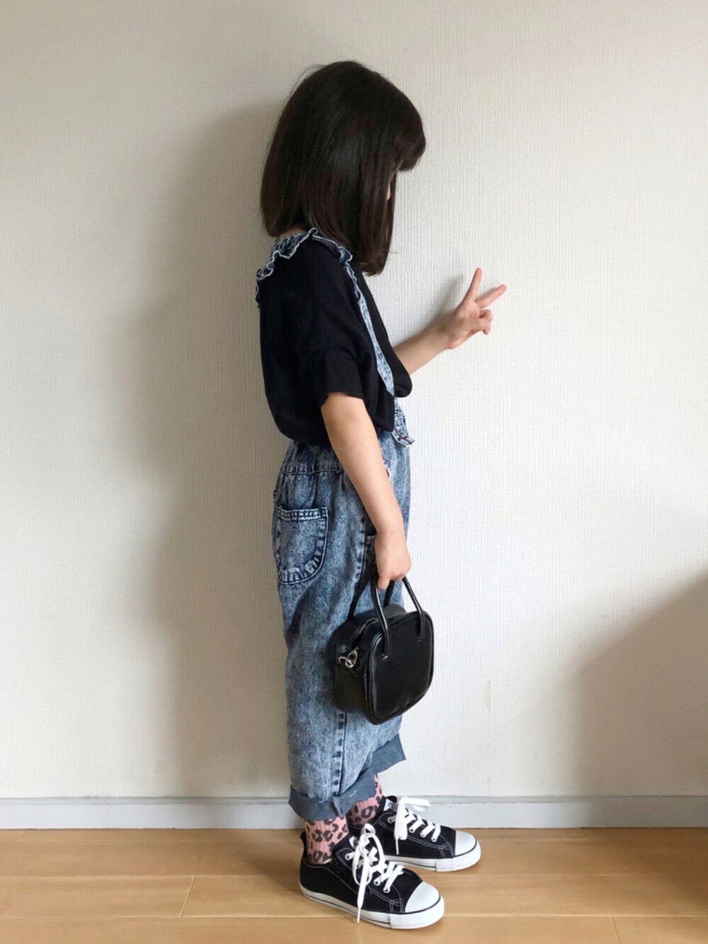 「スニーカー、レオパード、ハンドバッグ、サロペット、converse、サスペンダー、休日スタイル、デニムパンツ、プチプラ、ロールアップ、ケミカルウォッシュ、ブラック×デニム、6歳、ラブアンドピース2021」｜「DISCOATの【キッズ】WEB限定USコットン変形ドルマン（Tシャツ/カットソー、ブラック系）」を使った、★app@chi★さん（キッズ・110cm）の秋コーディネートの1枚目の写真