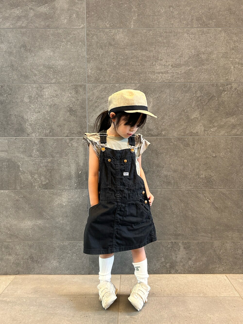 「夏コーデ、4歳、ワークキャップ、キャップ、ジャンパースカート、フリル、スニーカー、カジュアル、キッズコーデ、お出かけコーデ」｜「BRANSHESのワークキャップ（キャップ、ベージュ系）」を使った、★app@chi★さん（キッズ・131cm）の夏コーディネートの1枚目の写真
