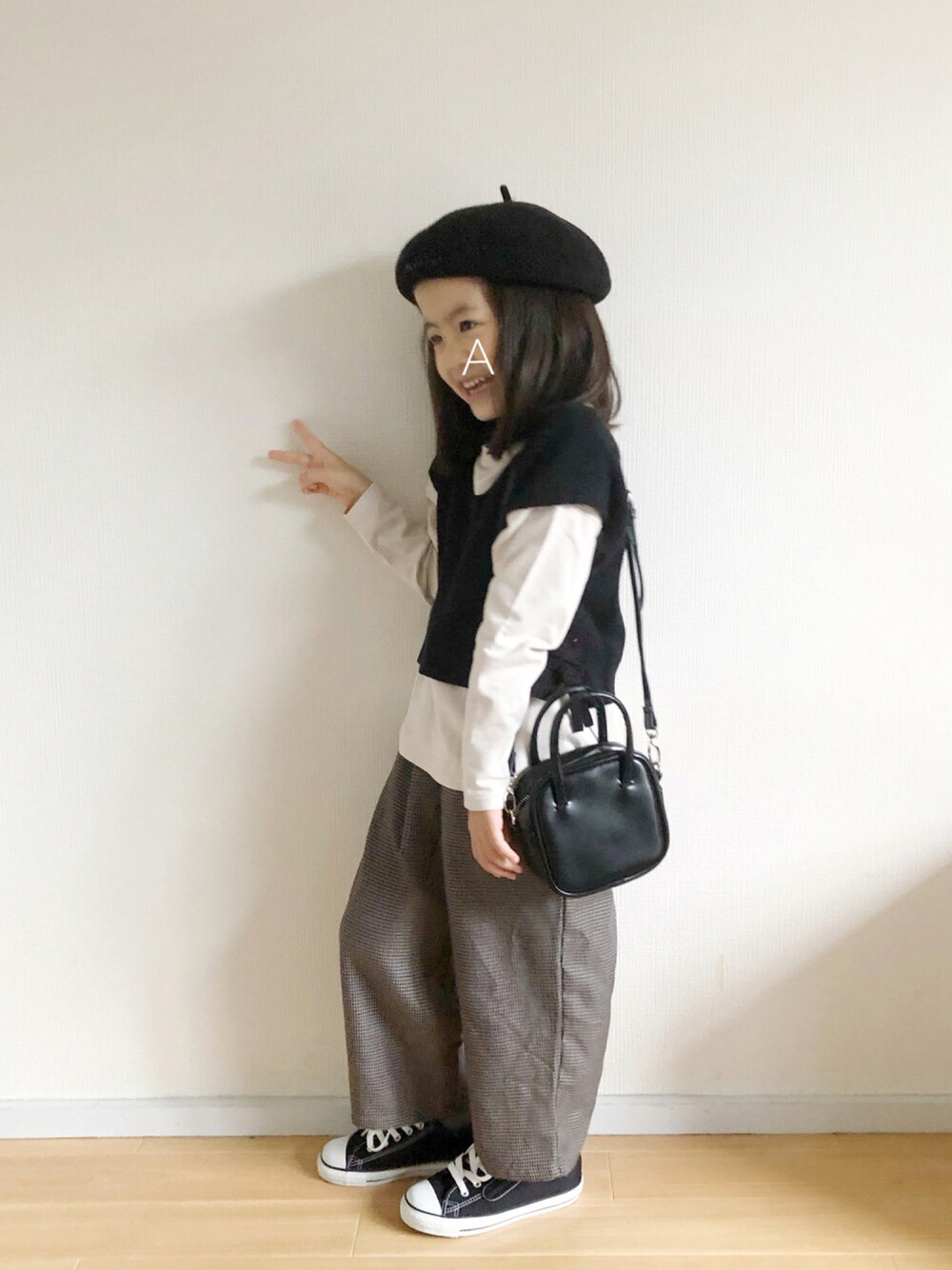 「スニーカー、ブラック、ベレー帽、ショルダーバッグ、converse、ベスト、レイヤードスタイル、ロンT、チェックパンツ、プチプラ、バルーンパンツ、6歳、manina、ラブアンドピース2021、チェッカーず2021」｜「petit mainのロゴ入りベレー帽（ハンチング/ベレー帽、ブラック系）」を使った、★app@chi★さん（キッズ・110cm）の秋コーディネートの1枚目の写真