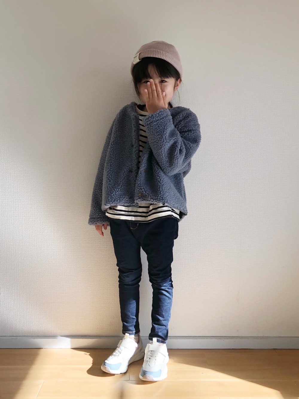 ブラック系のTシャツ/カットソー、ブルー系のノーカラージャケット、ブルー系のデニムパンツを着用したキッズの冬コーディネートの1枚目の写真