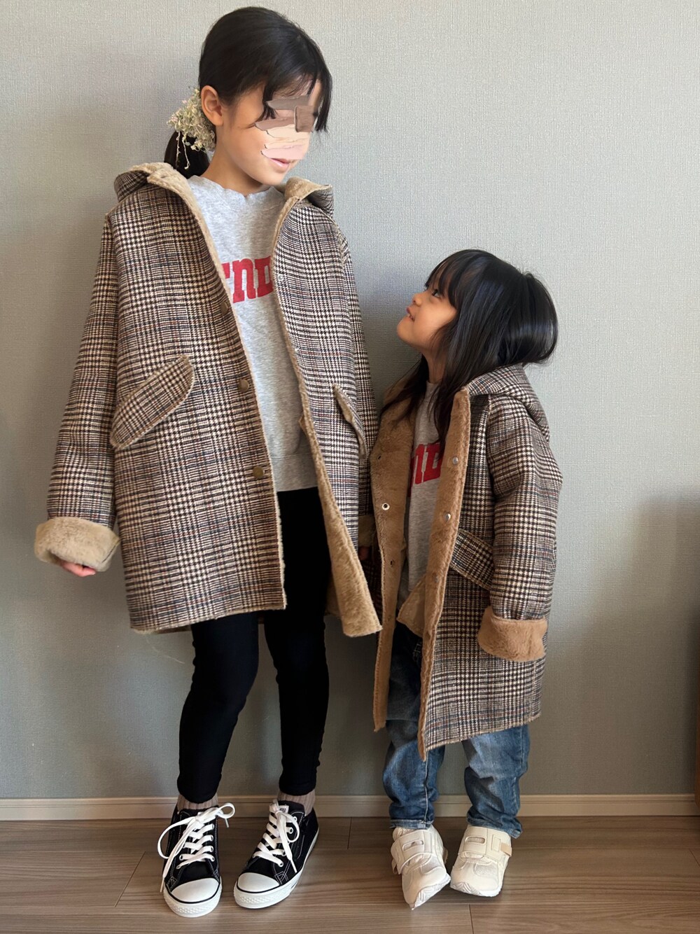 グレー系のスウェット、ブラウン系のジャケット/アウター、ブラック系のチノパンツを着用したキッズの冬コーディネートの1枚目の写真