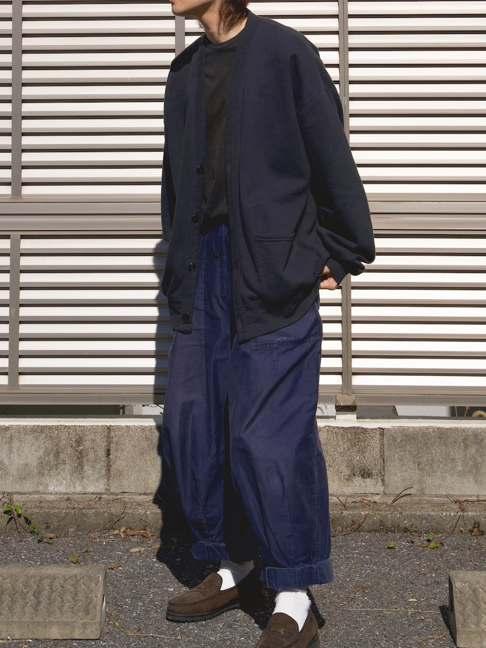 「wearhalloween2021、秋のコーデ、秋冬コーデ、おしゃれさんと繋がりたい、秋服、オーバーサイズ、AURALEE、NEEDLES、ヒザデルパンツ、タックイン、低身長、古着MIX、カーディガン、ストリート」｜「Needlesの＜NEEDLES＞BALOON FATIGUE PANTS/パンツ（カーゴパンツ、ブルー系）」を使った、よしゆうさん（メンズ・168cm）の秋コーディネートの1枚目の写真