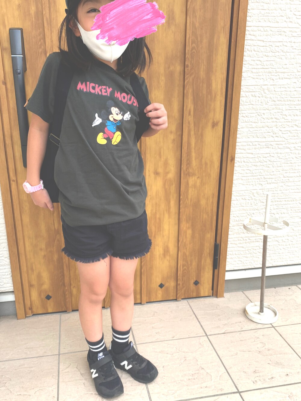 「キッズファッション」｜「NEW BALANCEのYV996（スニーカー、ブラック系）」を使った、𝚢𝚞𝚙𝚙𝚎さん（キッズ・120cm）の秋コーディネートの1枚目の写真