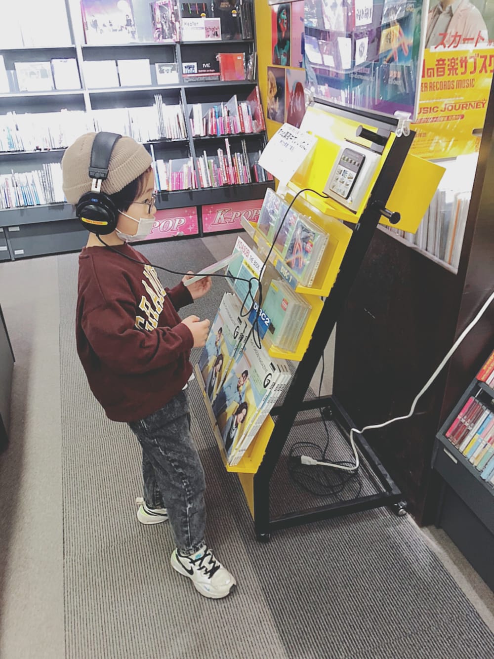 「シンプルコーデ、カジュアルコーデ、デニムパンツ、プチプラ、白スニーカー、NIKE、男の子、kids、kidsfashion、キッズコーデ、おしゃれさんと繋がりたい、ロゴスウェット」｜「RADCHAPのケミカルデニムロングパンツ（デニムパンツ、ブラック系）」を使った、keee◡̈♥︎さん（キッズ・110cm）の春コーディネートの1枚目の写真