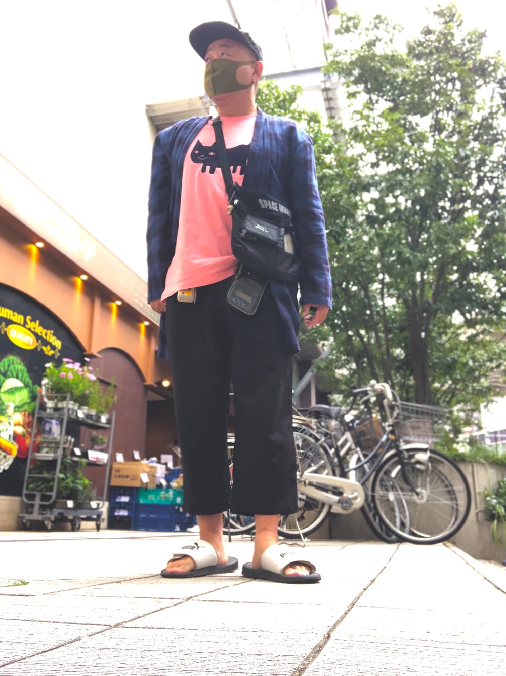 「シャツコート、ロングカーディガン、青、キャップ、WEGO、UNIQLO、きれいめカジュアル、カジュアル、ピンク、ワイドパンツ、オトナカジュアル、秋服、キレイめ、古着、スポーツサンダル」｜「WEGOのアイテム（その他パンツ、ブラック系）」を使った、hakaseさん（メンズ・169cm）の秋コーディネートの1枚目の写真