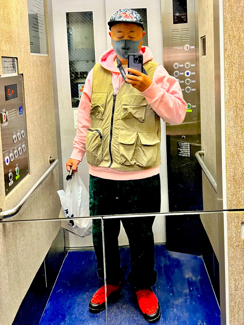 「春夏コーデ、ピンク、ベスト、ベージュ、パーカー、スウェットパンツ、キャップ、スリッポン、オトナカジュアル、シンプルスタイル、シンプル、アースカラー、チョコレート、ストリート、天丼」｜「GUのアイテム（ベスト、ベージュ系）」を使った、hakaseさん（メンズ・169cm）の春コーディネートの1枚目の写真