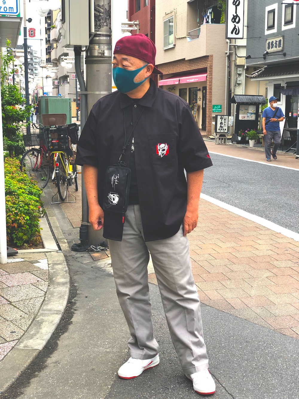 「ミニバッグ、キャップ、逆かぶり、スケータースタイル、シンプル、ストリート、スニーカー、ストリートコーデ、GUコーデ、シャツスタイル、スケーター、スケボー、スケートスタイル、黒、グレーパンツ」｜「Dickiesのアイテム（チノパンツ、グレー系）」を使った、hakaseさん（メンズ・169cm）の秋コーディネートの1枚目の写真