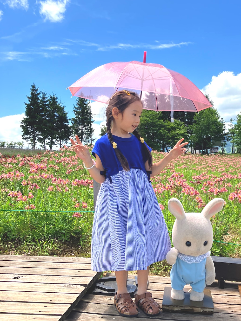 「夏コーデ、ワンピース、キッズコーデ、キッズファッション、4歳、公園コーデ」｜「maarookのコードレーンストライプワンピース（ワンピース、ブルー系）」を使った、oririiiiiさん（キッズ・100cm）の夏コーディネートの1枚目の写真