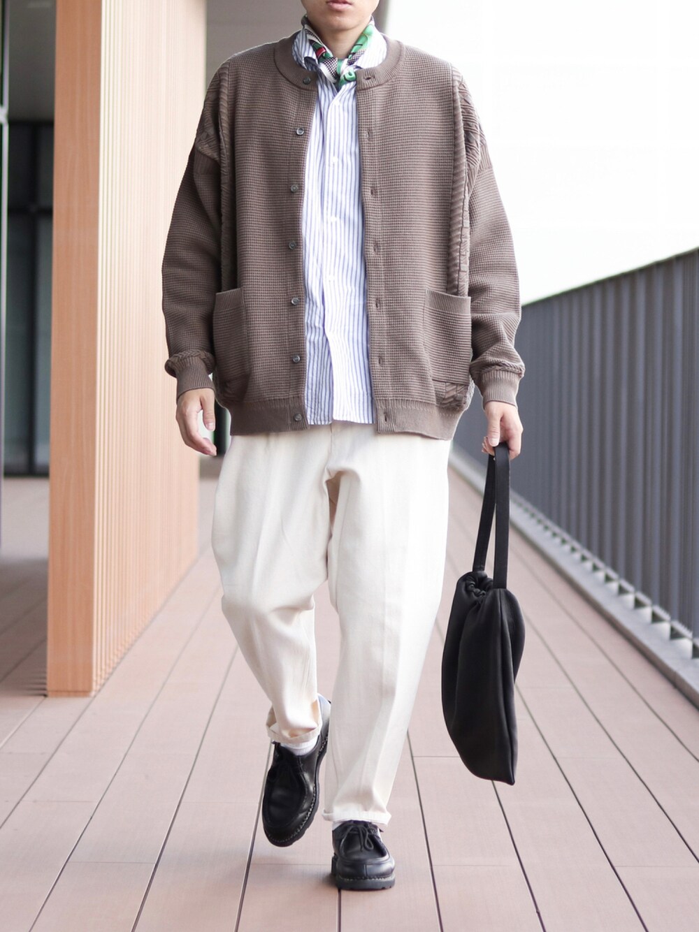 「カーディガン、スカーフ、スニーカーコーデ、ワイドパンツ、革靴、ストライプシャツ、大人コーデ、ホワイトパンツ、秋服、ブラウンコーデ、今日のコーデ、秋コーデ、カーディガンコーデ、スカーフアレンジ、だから秋服が好き」｜「YASHIKIのYASHIKI Shigure Cardigan MOCA サイズ2（カーディガン/ボレロ、ブラウン系）」を使った、howellさん（メンズ・175cm）の秋コーディネートの1枚目の写真