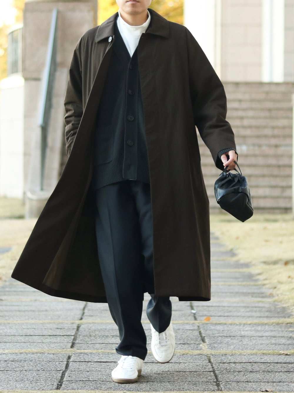 「クリスマスに着たい服、秋冬コーデ、大人コーデ、オトナカジュアル、ロングコート、ブラウンコート、モックネック、カーディガン、スラックス、白スニーカー」｜「YAECAのアイテム（ステンカラーコート、ブラウン系）」を使った、howellさん（メンズ・175cm）の冬コーディネートの1枚目の写真