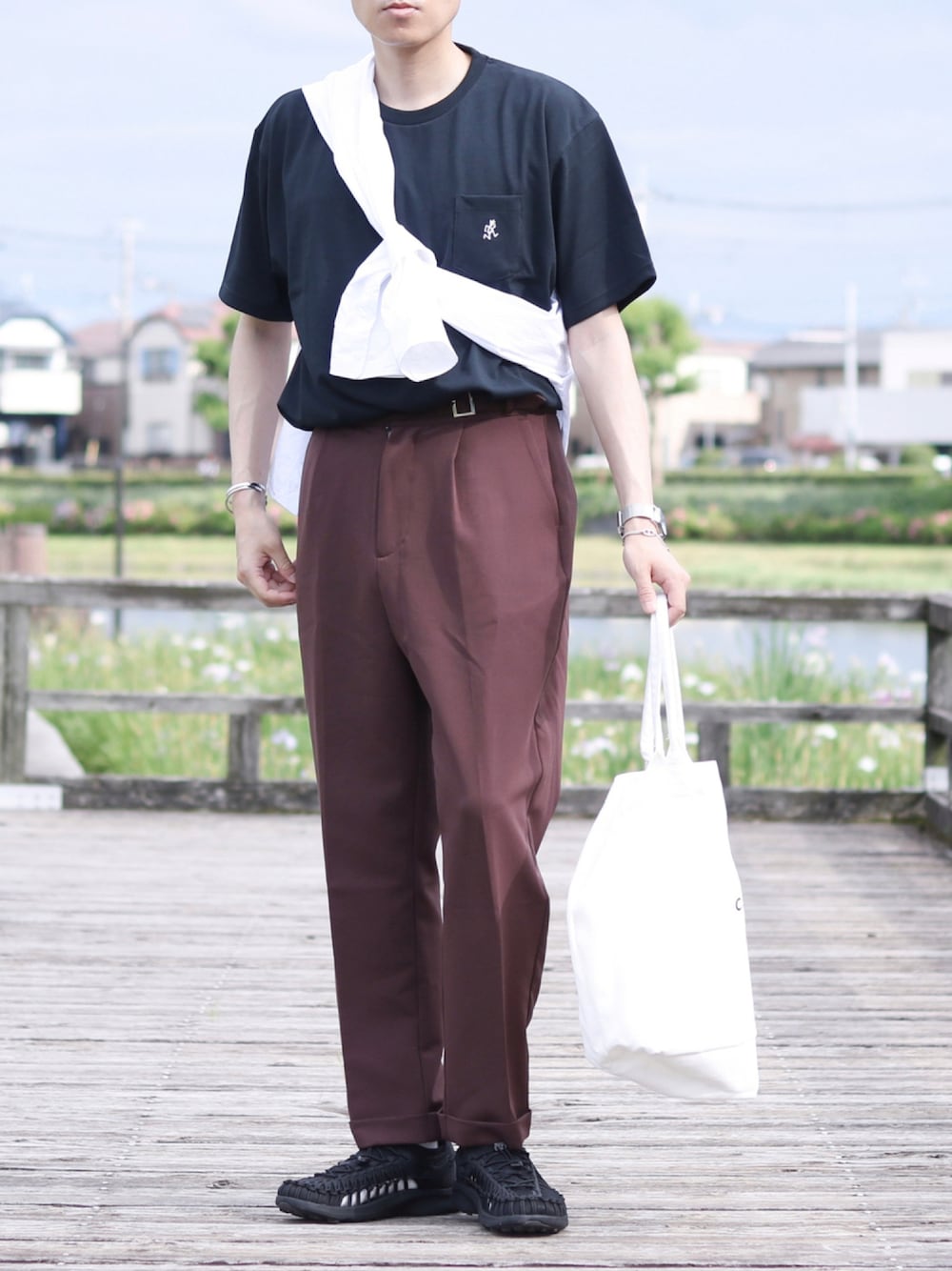 「COOLなこのコが仲間入り、夏、ゆるコーデ、タックイン、ワントーンコーデ、たすき掛け、グルカパンツ、スラックス、Tシャツ、UneekSNK」｜「Gramicciの【別注】GRAMICCI　DRY-XポケットTシャツ（Tシャツ/カットソー、ブラック系）」を使った、howellさん（メンズ・175cm）の夏コーディネートの1枚目の写真