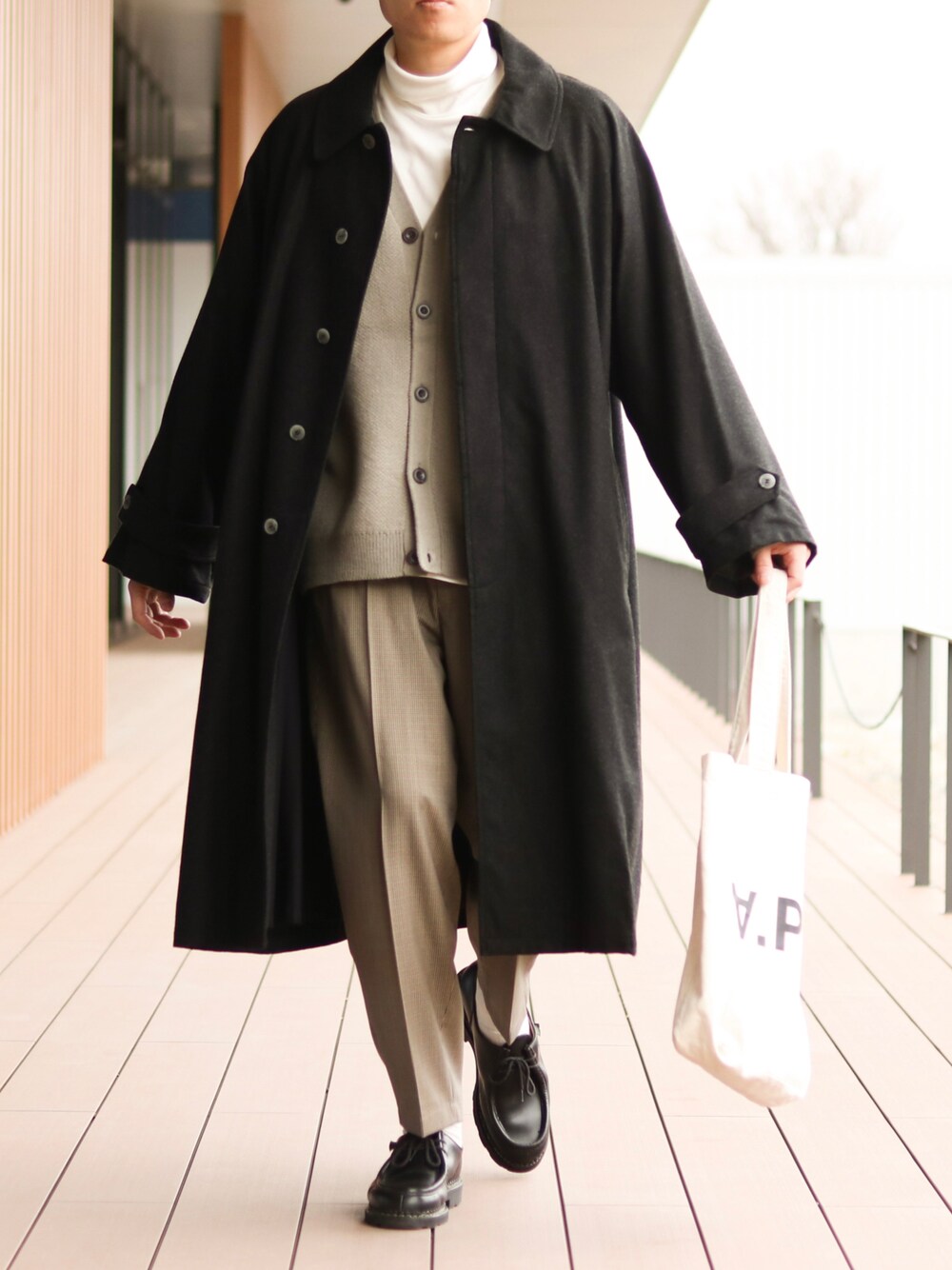 howell｜POLYPLOIDのステンカラーコートを使ったコーディネート - WEAR