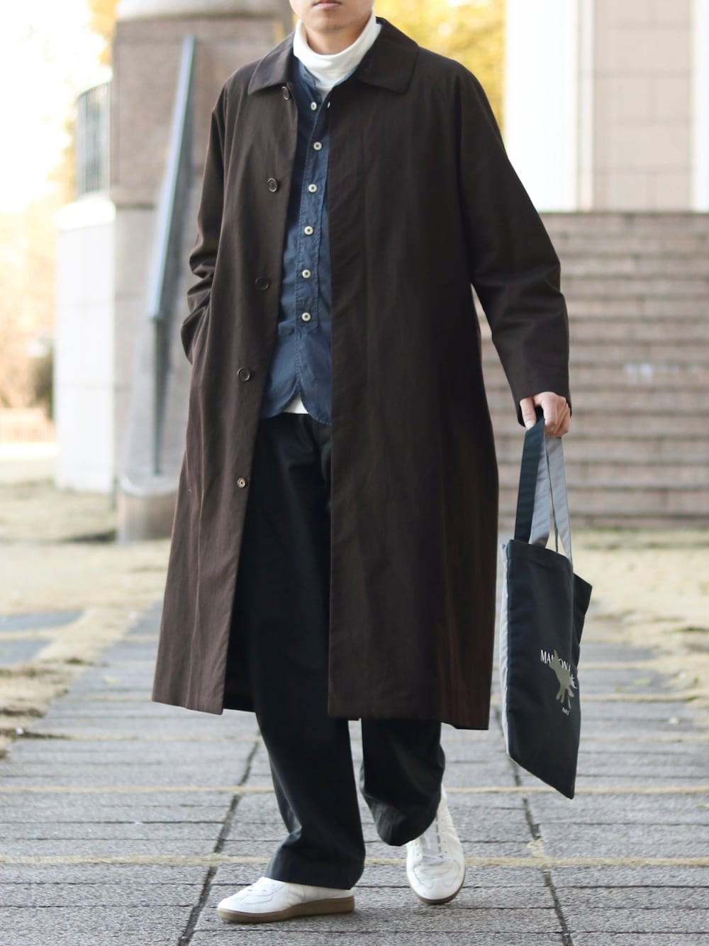 YAECAのステンカラーコート（ブラウン系）を使ったメンズ人気