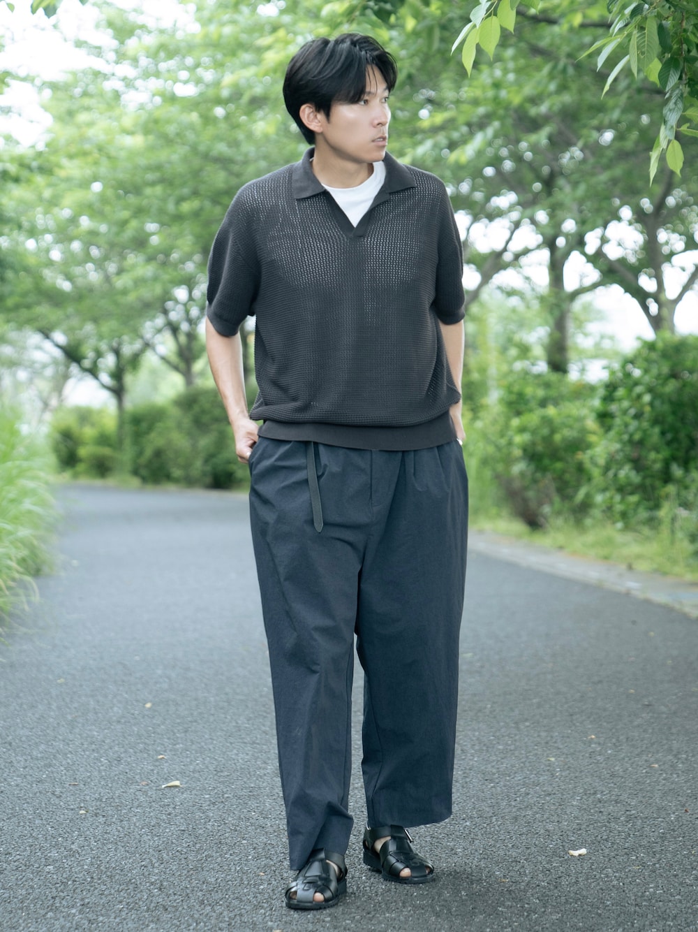 「夏コーデ、大人カジュアル、ポロシャツ、黒トップス、サンダル」｜「SLICKの【SLICK/スリック】High Twist Mesh Skipper Polo Shirt / 強撚糸 メッシュ スキッパーポロシャツ /オーバーサイズ シルエット（ポロシャツ、ブラック系）」を使った、howellさん（メンズ・175cm）の夏コーディネートの1枚目の写真