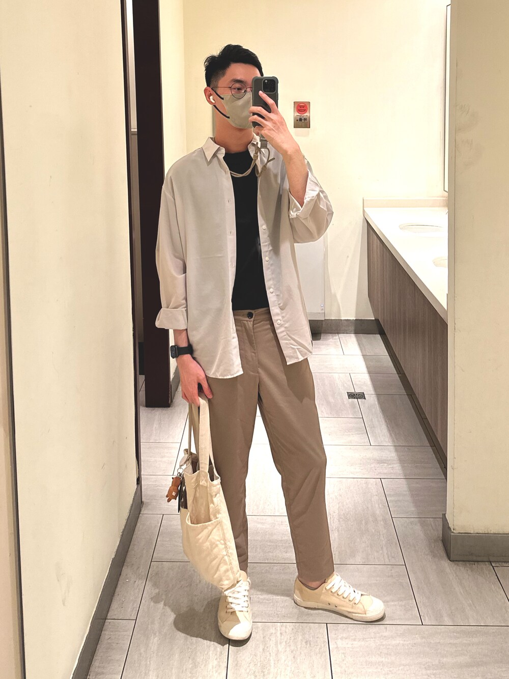 「GUの輕便九分褲（チノパンツ、ブラウン系）」を使った、Munirさん（メンズ・176cm）の夏コーディネートの1枚目の写真