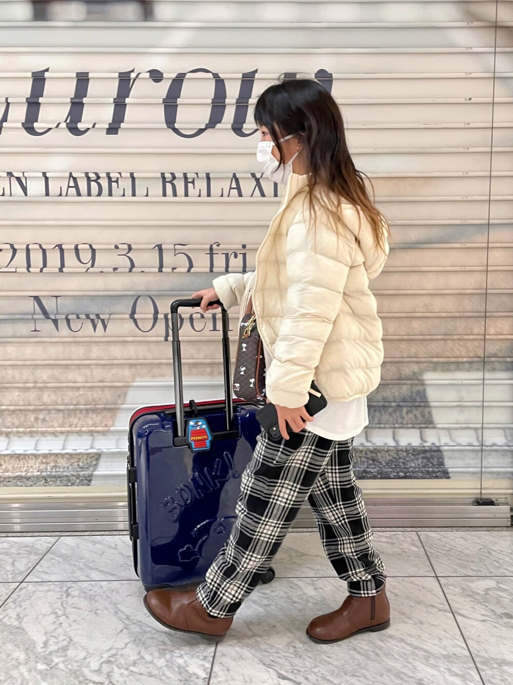 「冬コーデ、あったかコーデ、チェック、チェックパンツ、ブーツ、レイヤードスタイル、ニット、スヌーピー、ダウンジャケット、GLOBAL WORK、カジュアルコーデ、キャリーバッグ、トリコロール」｜「UNIQLOのアイテム（ジャケット/アウター、ホワイト系）」を使った、naaaさん（キッズ・130cm）の冬コーディネートの1枚目の写真
