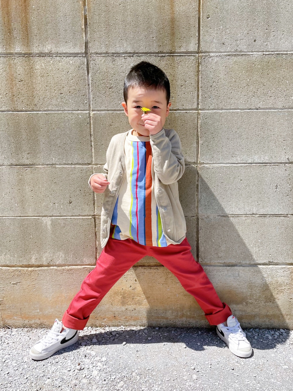 その他のTシャツ/カットソー、ブラウン系のその他パンツ、ホワイト系のスニーカーを着用したキッズの春コーディネートの1枚目の写真