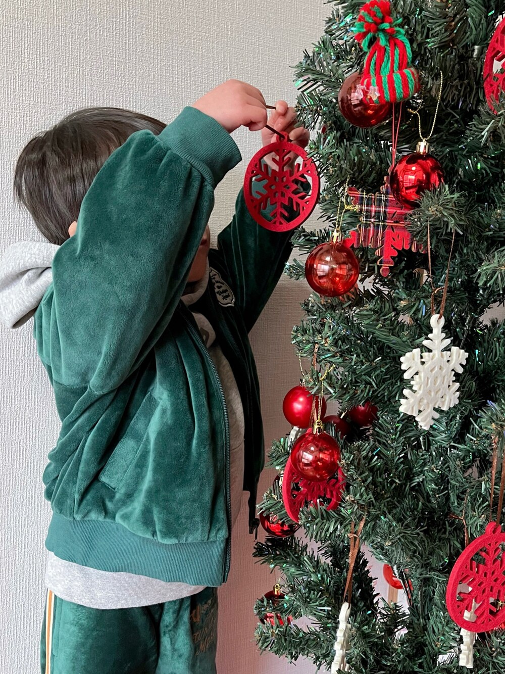 「クリスマスに着たい服、新星WEARISTAにエントリー、マイベストコーデ2023、グリーン、セットアップ、パーカー、クリスマスカラーコーデ2023、トラックジャケット、ベロア、冬アウター」｜「BREEZEの【一部セットアップ可能】ベロアトラックパンツ（その他パンツ、グリーン系）」を使った、naaaさん（キッズ・146cm）の冬コーディネートの1枚目の写真
