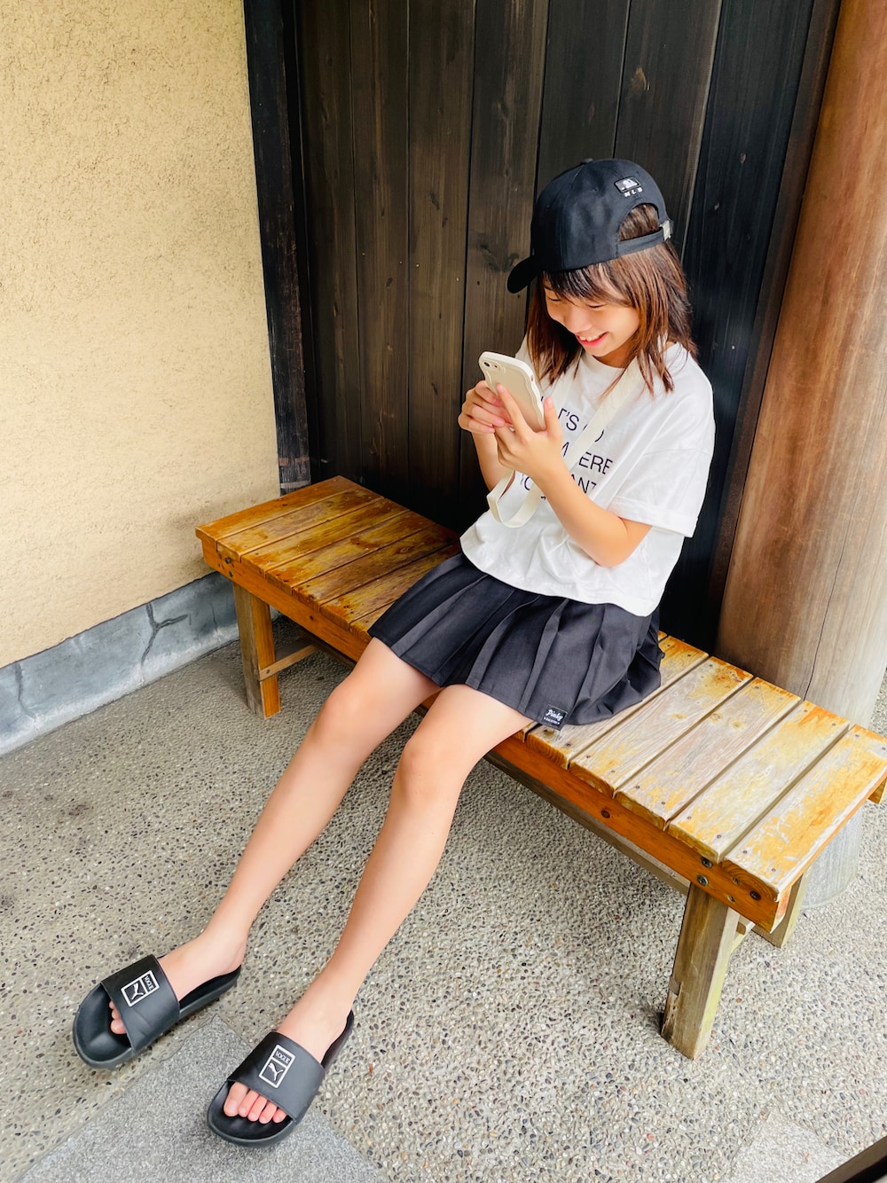 「夏コーデ、プリーツスカート、プチプラ、モノトーン、スカート、みんなの白Tフェス、ロゴT、通学コーデ、カジュアル」｜「PUMAのPUMA プーマ ウィメンズ PUMA x VOGUE 2 リードキャット 2.0 サンダル（サンダル、ブラック系）」を使った、naaaさん（キッズ・143cm）の夏コーディネートの1枚目の写真