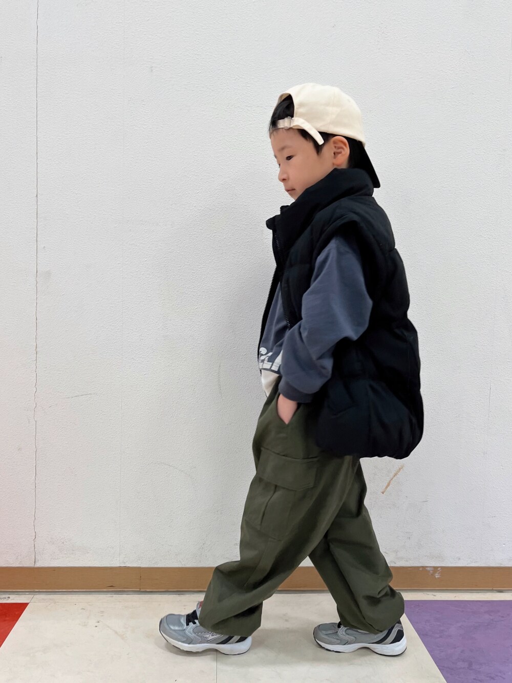 「ストリート、カーゴパンツ、ベスト、レイヤードスタイル、キャップ、スニーカー、ロゴスウェット、カジュアルコーデ、GU、プチプラ」｜「BREEZEの【WEB限定】袖切替トレーナー（スウェット、ブラック系）」を使った、naaaさん（キッズ・146cm）の冬コーディネートの1枚目の写真