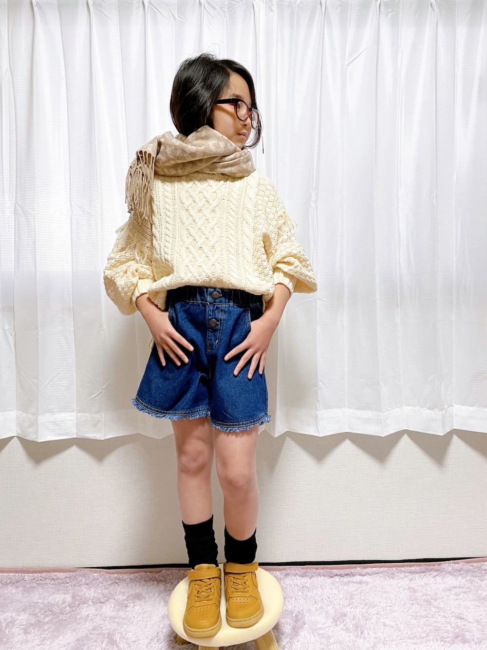 ブルー系のその他パンツ、ホワイト系のニット/セーター、ブラウン系のスニーカーを着用したキッズの冬コーディネートの1枚目の写真