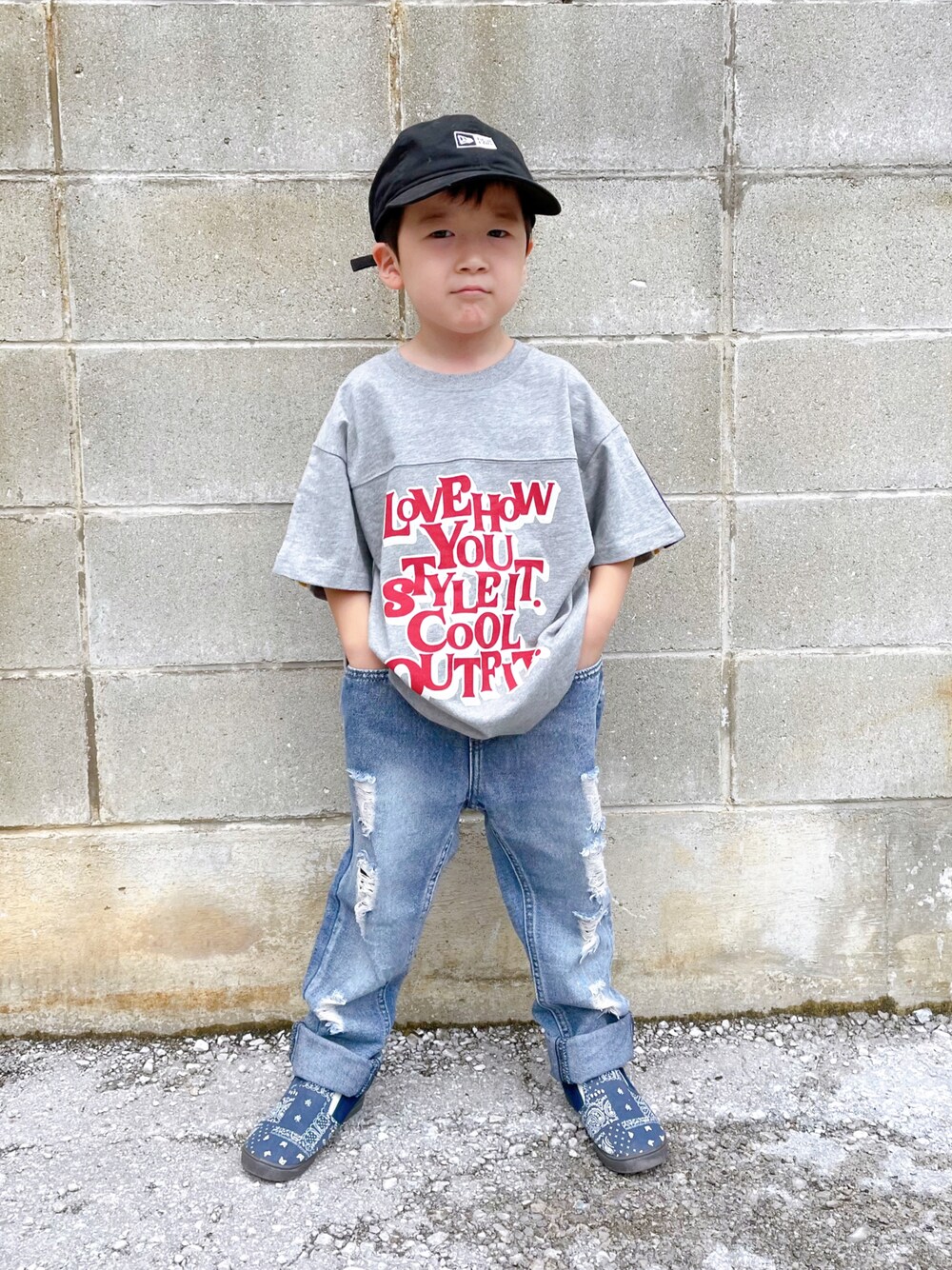 グレー系のTシャツ/カットソー、ブルー系のデニムパンツ、ブルー系のスリッポンを着用したキッズの夏コーディネートの1枚目の写真