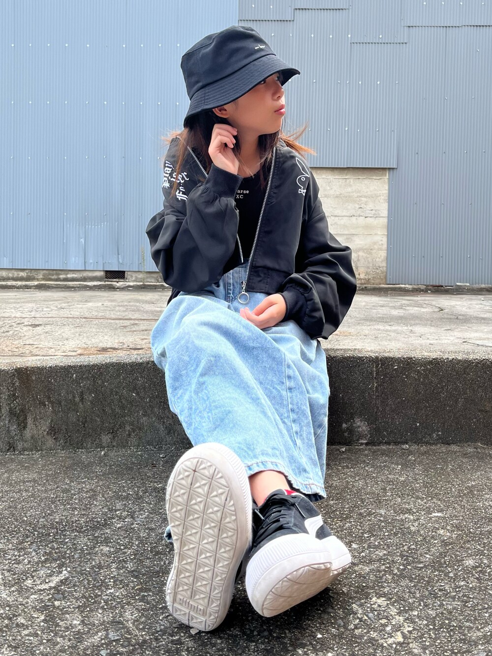 「デニム、ワイドパンツ、ストリート、バケットハット、スニーカー、ジャケット、レイヤードスタイル」｜「Honeysのロゴ入りバケットハット（ハット、ブラック系）」を使った、naaaさん（キッズ・146cm）の秋コーディネートの1枚目の写真