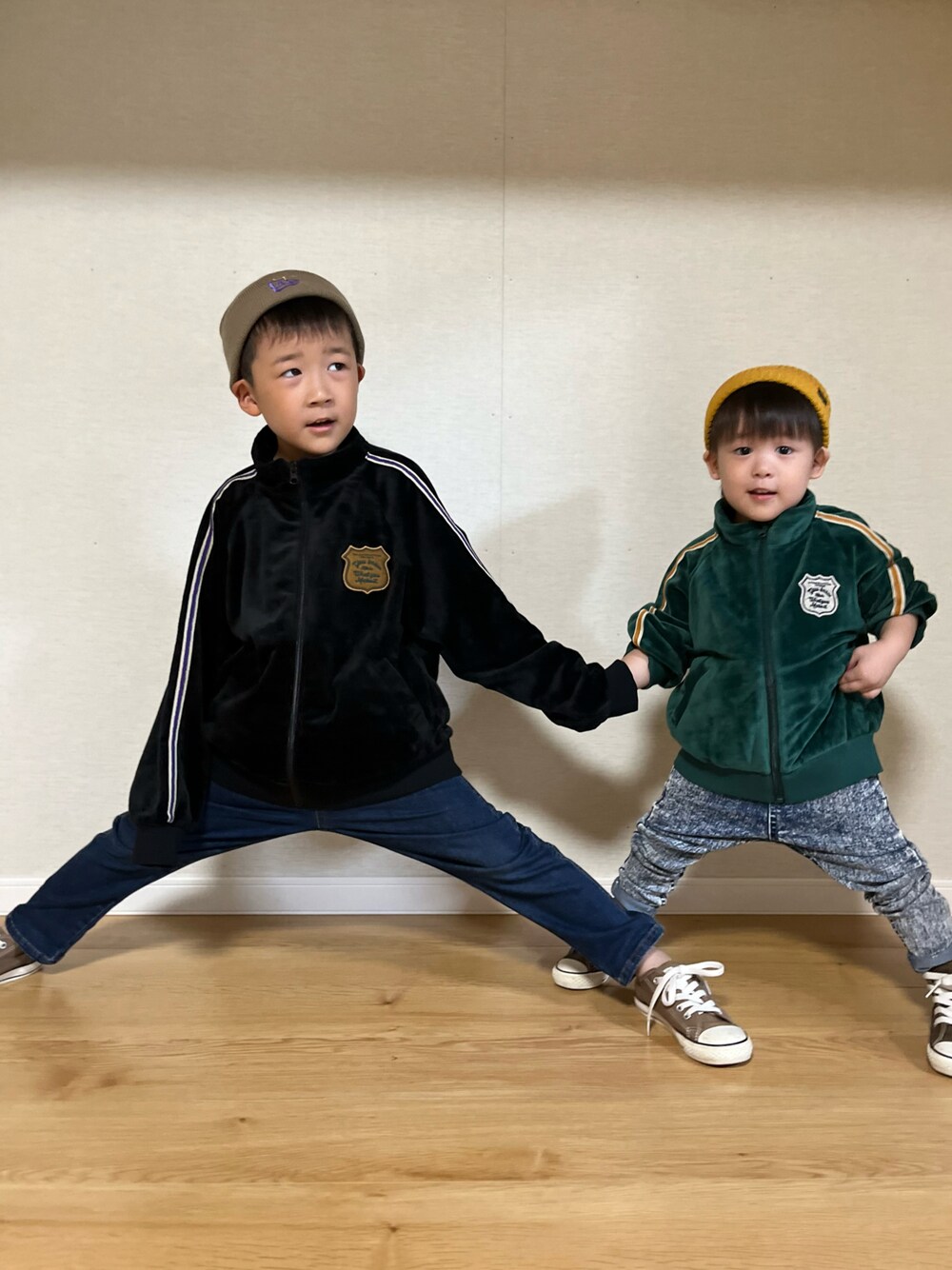「ジャケット、トラックジャケット、ベロア、プチプラ、秋服まるっと大公開、ニット帽、BREEZE、ジャケットスタイル、ストリート、デニム、秋コーデ、休日スタイル、デニムフェス2023」｜「BREEZEの【セットアップ可能】ベロアトラックジャケット（その他アウター、ブラック系）」を使った、naaaさん（キッズ・146cm）の秋コーディネートの1枚目の写真