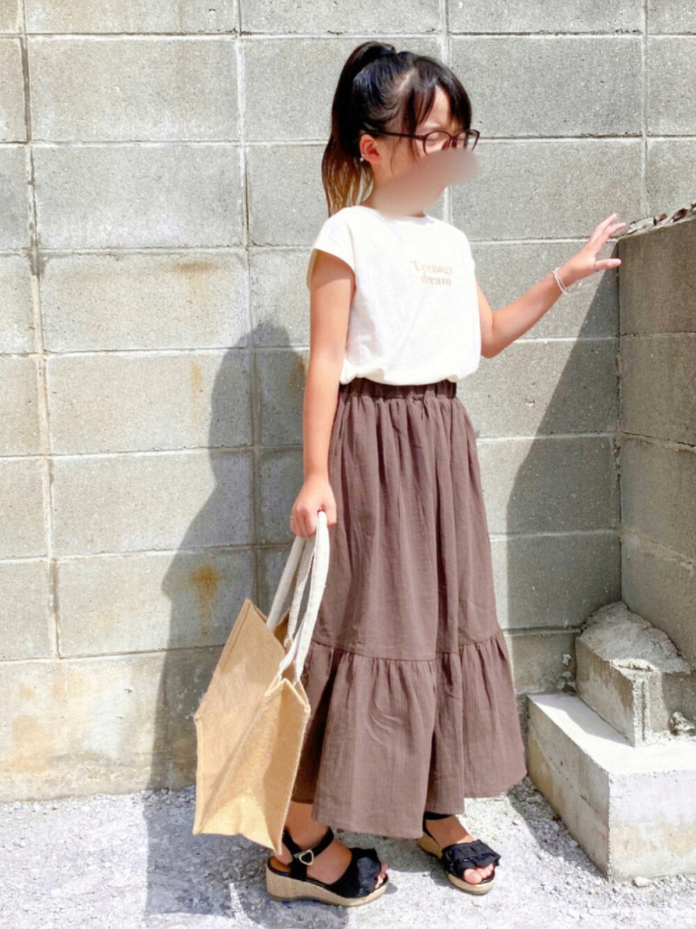 「西松屋、ロングスカート、スカート、ロゴT、トートバッグ、ノースリーブ、シンプルコーデ、サンダル、めがね、夏コーデ、おんなのこ、ブラウン、休日スタイル、プチプラ」｜「BREEZEのフレンチスリーブロゴTシャツ（Tシャツ/カットソー、ホワイト系）」を使った、naaaさん（キッズ・128cm）の夏コーディネートの1枚目の写真
