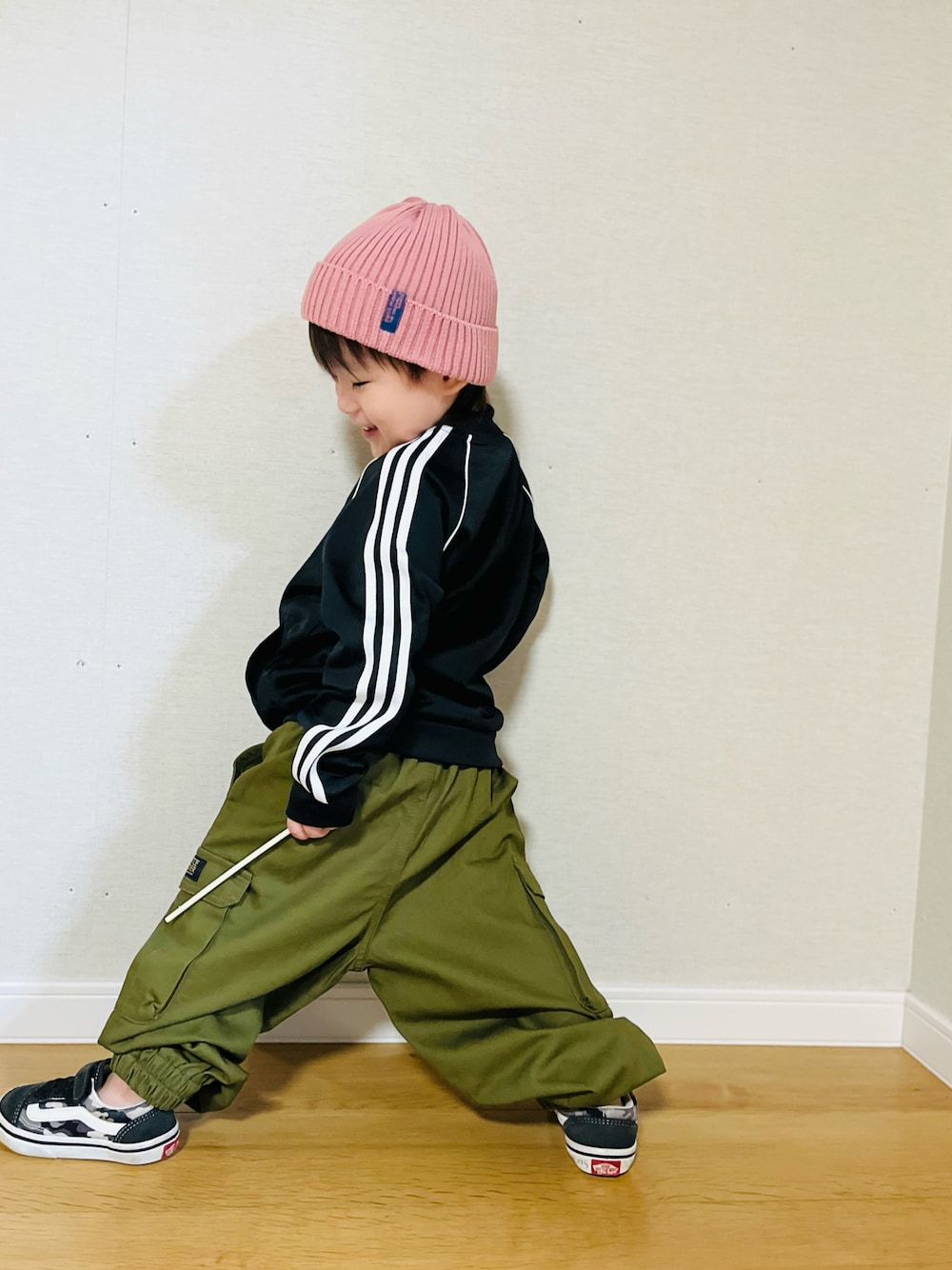 「カーゴパンツ、ジャージ、adidas、アディダスジャージ、ニット帽、ピンク、スニーカー、プチプラ、ストリート、秋コーデ」｜「petit mainのコットンビーニー（ニットキャップ/ビーニー、ピンク系）」を使った、naaaさん（キッズ・146cm）の秋コーディネートの1枚目の写真