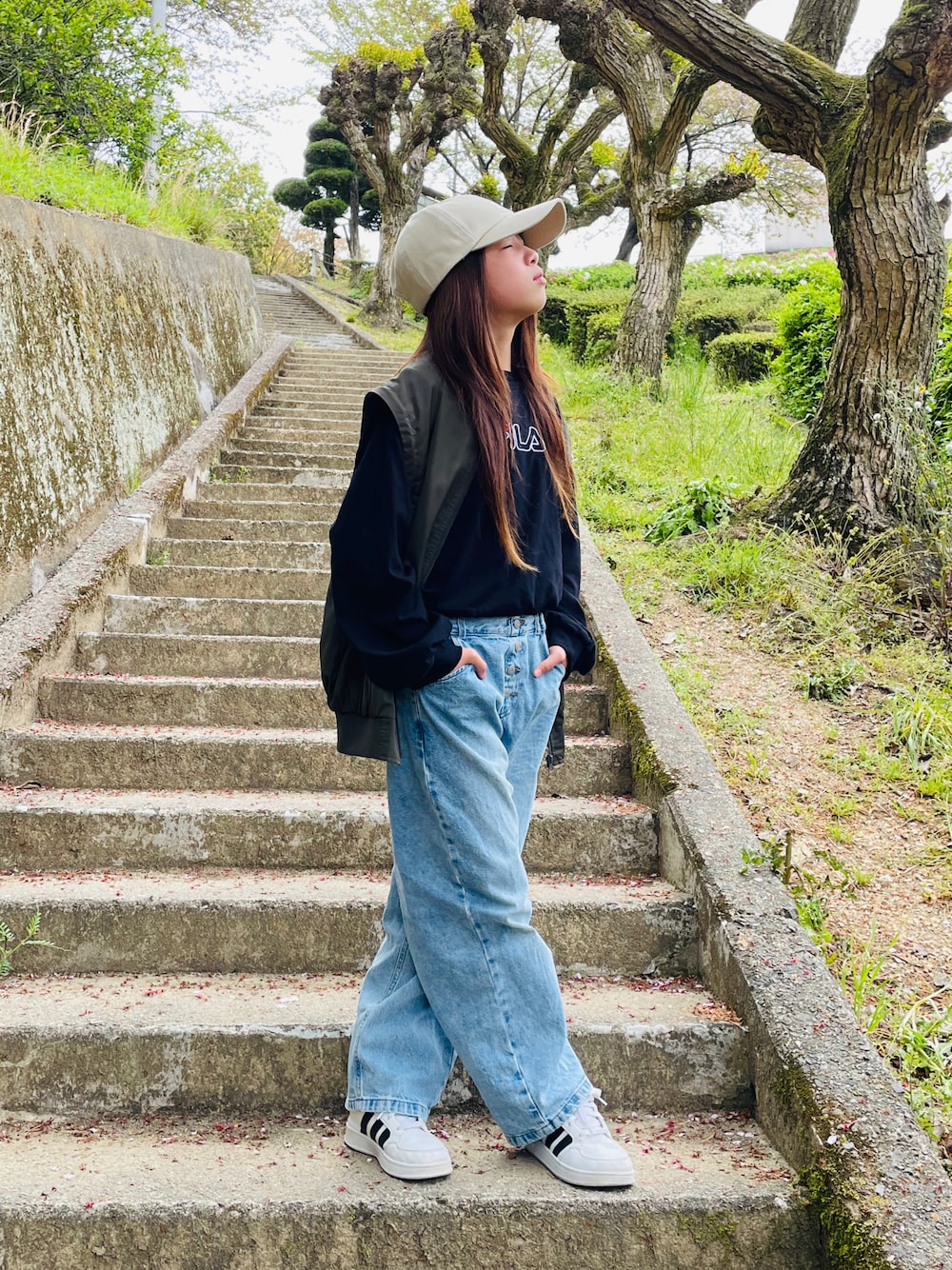 「MA-1、ベスト、ワイドパンツ、デニム、GU、FILA、adidas、キャップ、白スニーカー、いまどきジャケット写真、春コーデ、ロンT、ボリューム袖、プチプラ、ビッグシルエット」｜「LOVETOXICの【FILA】ドロスト長袖Tシャツ（Tシャツ/カットソー、ブラック系）」を使った、naaaさん（キッズ・142cm）の春コーディネートの1枚目の写真