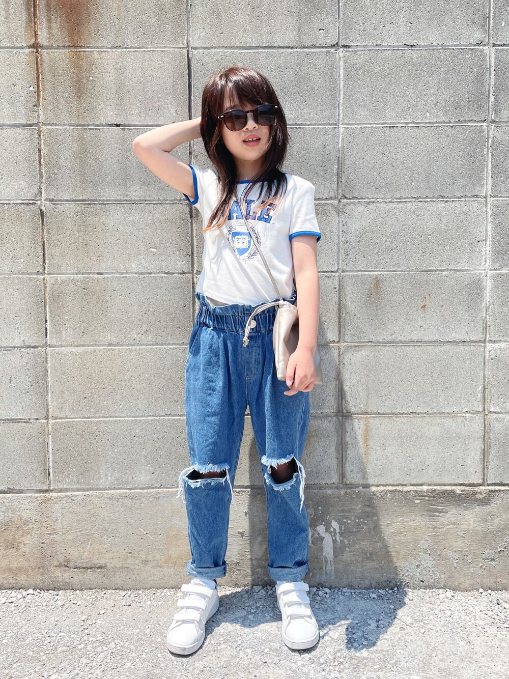 「ビッグシルエット、ダメージデニムパンツ、スニーカー、白スニーカー、白Tシャツ、プチプラ、しまむら、サングラス、カジュアルコーデ、ロゴT、カラー×コーデ、ビタミンカラー」｜「H&Mのアイテム（トップス、ホワイト系）」を使った、naaaさん（キッズ・133cm）の春コーディネートの1枚目の写真