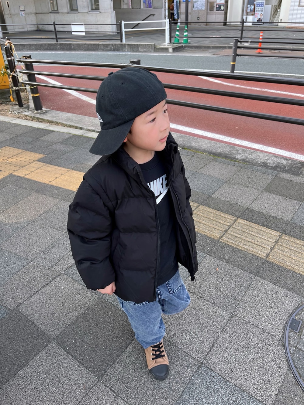 「ストリート、プチプラ、ダウンジャケット、レイヤードスタイル、冬コーデ、キャップ、休日スタイル、お出かけコーデ、スウェット」｜「adidasのadidas/アディダス ダッドキャップ アジャスタブル EMI16（キャップ、ブラック系）」を使った、naaaさん（キッズ・146cm）の冬コーディネートの1枚目の写真