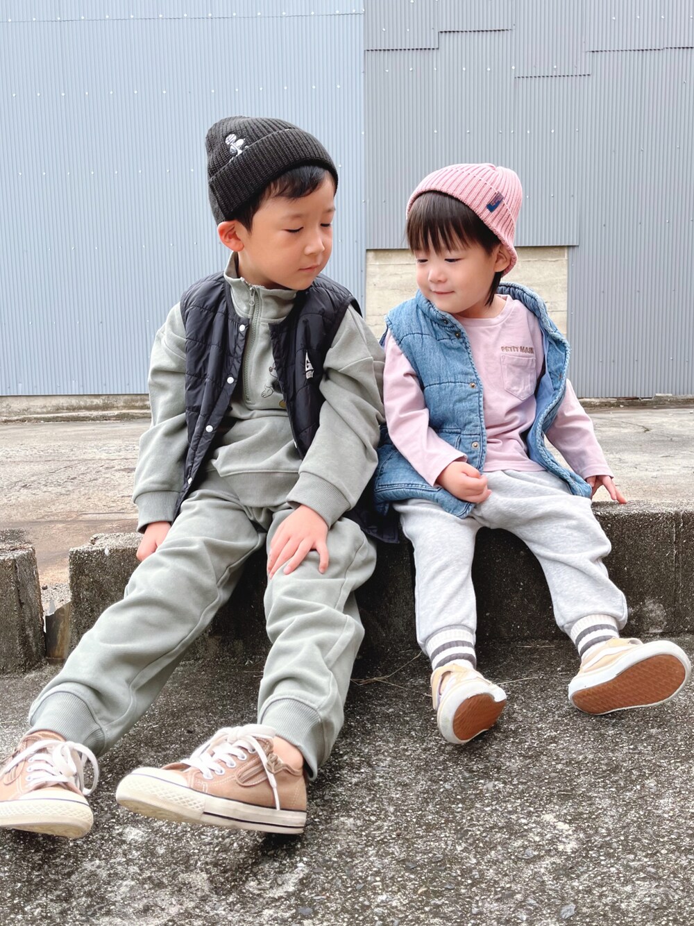 「保育園コーデ、兄弟、ニット帽、スウェット、スウェットパンツ、ハーフジップ、セットアップ、重ね着ベストシーズン、レイヤードスタイル、ベスト、プチプラ、おさがり」｜「しまむらのアイテム（セットアップ、グリーン系）」を使った、naaaさん（キッズ・146cm）の秋コーディネートの1枚目の写真