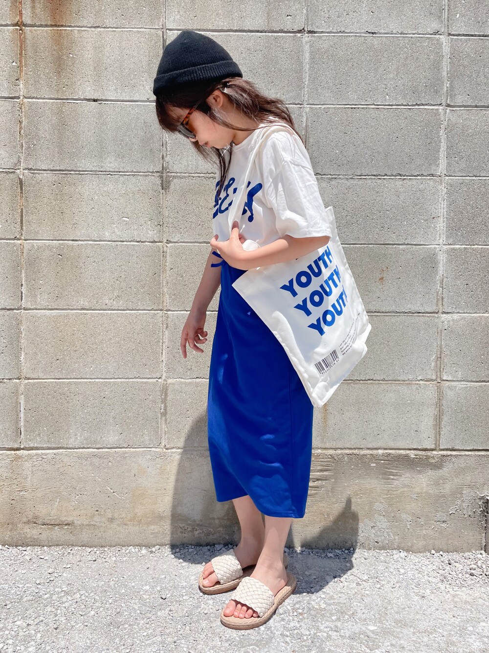 「夏コーデ、ブルー、ビタミンカラー、トートバッグ、スカート、サンダル、休日スタイル、白Tシャツ、ロゴT、カジュアルコーデ、セットアップ、サングラス、SHEIN、プチプラ、韓国コーデ」｜「SHEINのアイテム（セットアップ、ブルー系）」を使った、naaaさん（キッズ・133cm）の夏コーディネートの1枚目の写真