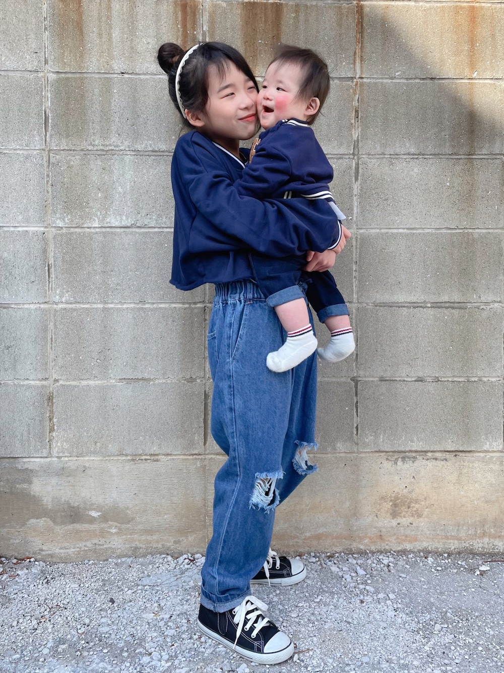 「ブルー、デニムパンツ、クロップドトップス、H&M、プチプラ、おそろいコーデ、リンクコーデ、カジュアルコーデ、ワントーンコーデ、スウェット、休日スタイル、キッズコーデ」｜「H&Mのアイテム（スウェット、ブルー系）」を使った、naaaさん（キッズ・130cm）の冬コーディネートの1枚目の写真