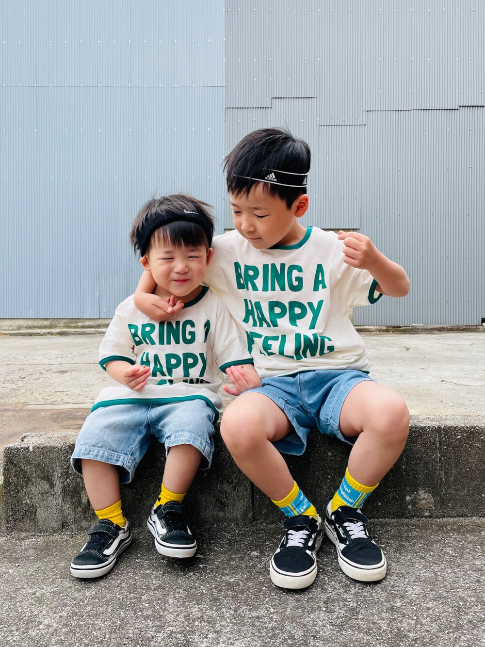 「カジュアルコーデ、プチプラ、ショートパンツ、デニム、スニーカー、ビタミンカラー、ロゴT、Tシャツ、バースデイ、adidas、VANS、リンクコーデ、兄弟、お出かけコーデ日記」｜「Birthdayのアイテム（Tシャツ/カットソー、ホワイト系）」を使った、naaaさん（キッズ・143cm）の春コーディネートの1枚目の写真