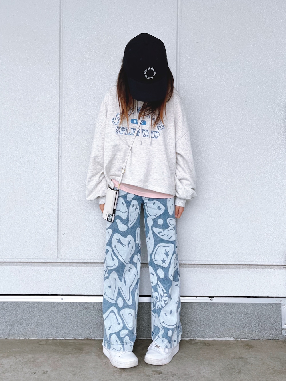 「レイヤードスタイル、ピンク、柄パンツ、パステルカラー、お出かけコーデ、カジュアルコーデ、春色、休日スタイル、パーカー、スニーカー、春服みてみて」｜「LOVETOXICのパーカSETUP（ワンピース、ホワイト系）」を使った、naaaさん（キッズ・146cm）の春コーディネートの1枚目の写真