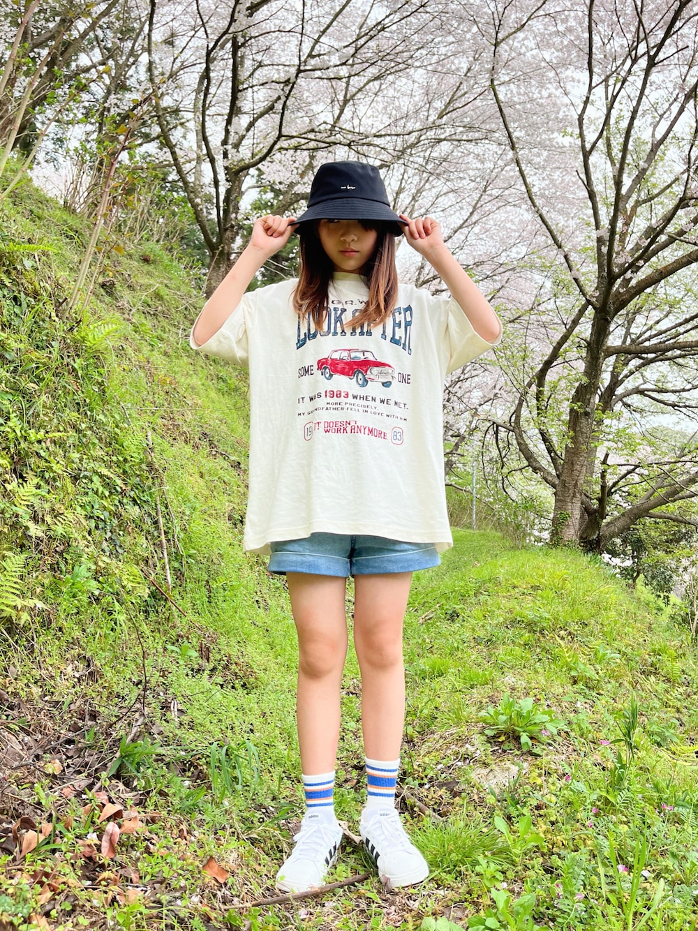 「デニム、カジュアルコーデ、ショートパンツ、Tシャツ、ロゴT、春色、淡色コーデ、バケットハット、スニーカー、春コーデ、女の子コーデ、休日スタイル、ストリート、デートコーデ、ビッグシルエット」｜「しまむらのアイテム（Tシャツ/カットソー、ホワイト系）」を使った、naaaさん（キッズ・146cm）の春コーディネートの1枚目の写真