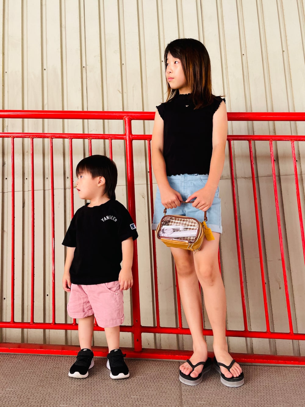 「カラーパンツ、ショートパンツ、プチプラ、カジュアル、お出かけコーデ、夏コーデ、姉弟、休日スタイル」｜「GUのアイテム（トップス、ブラック系）」を使った、naaaさん（キッズ・143cm）の夏コーディネートの1枚目の写真
