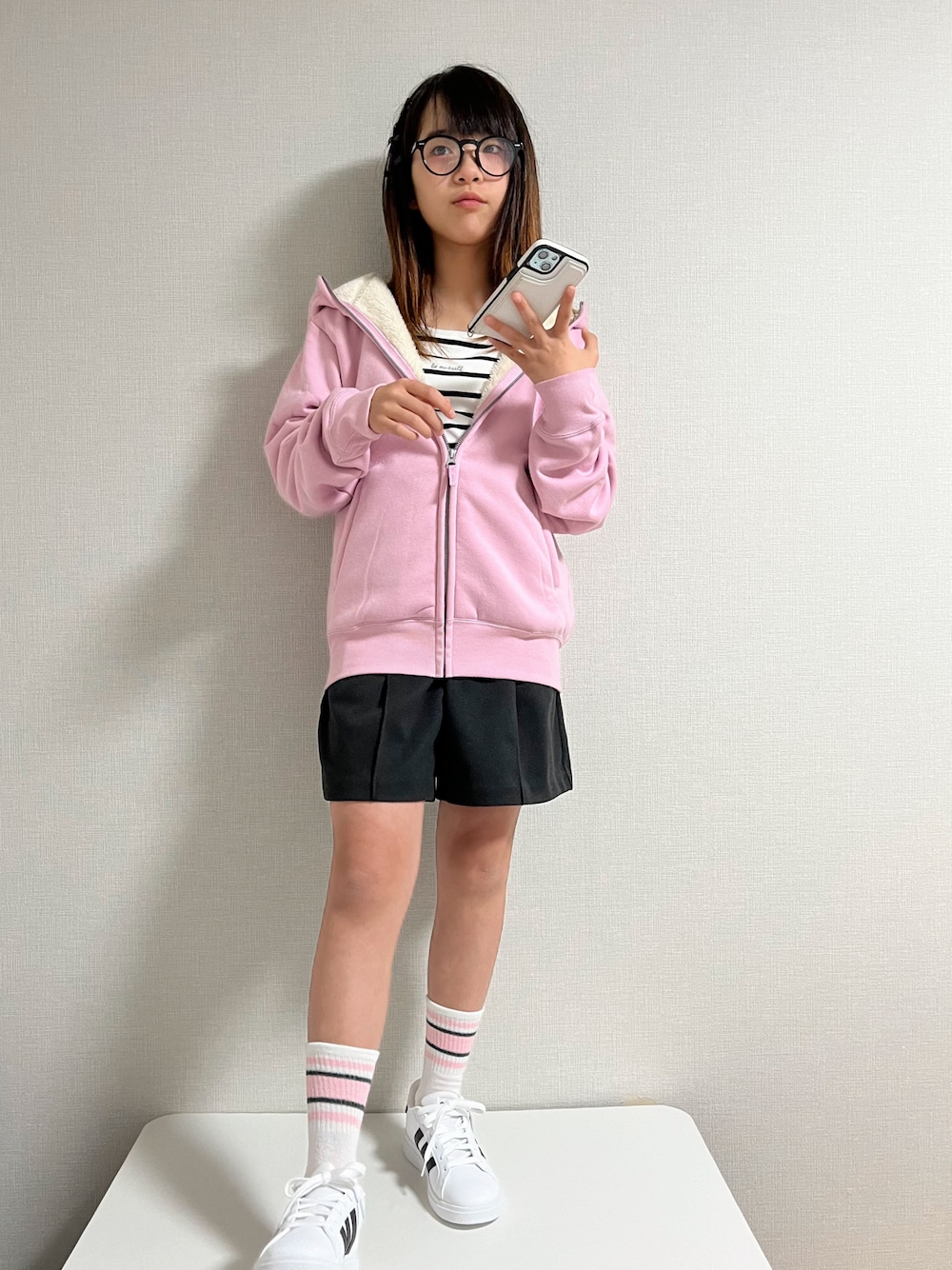 「冬を彩る色いろコーデ、冬コーデ、冬アウター、パーカー、ボアスウェット、チョコ色に染まれ、シンプルコーデ、スニーカー、めがね、ユニクロ、レイヤードスタイル、スウェット、お出かけコーデ、プチプラ、デートコーデ」｜「UNIQLOのアイテム（パーカー、ピンク系）」を使った、naaaさん（キッズ・146cm）の冬コーディネートの1枚目の写真