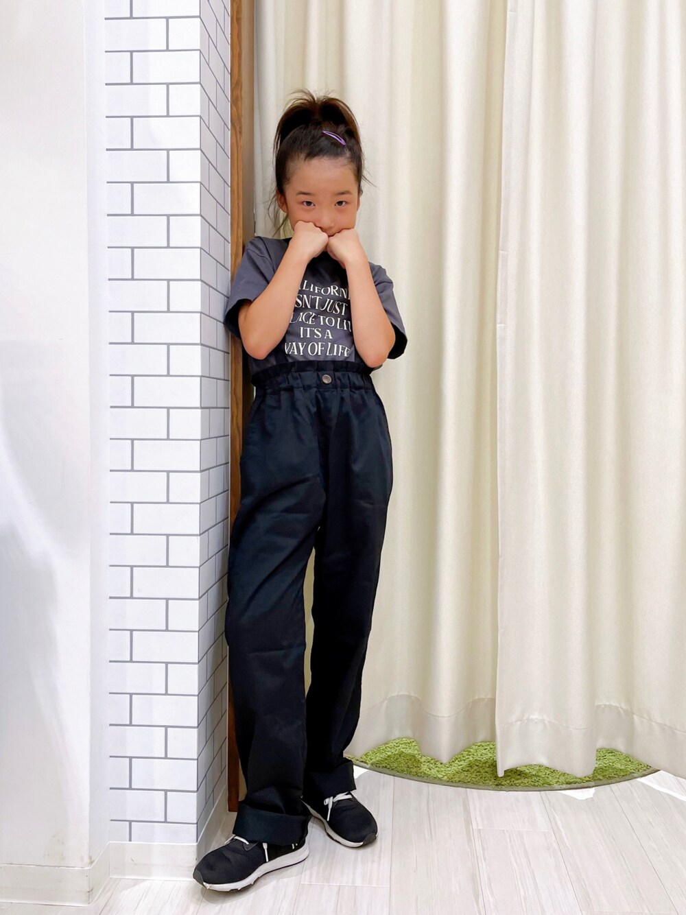 「秋服準備はじめました、カジュアルコーデ、モノトーン、モード、休日スタイル、Branshes、GU、プチプラ、サロペット、ブラック、小学生、3年生、タックイン、ハイウエスト」｜「GUのアイテム（Tシャツ/カットソー、グレー系）」を使った、naaaさん（キッズ・134cm）の夏コーディネートの1枚目の写真