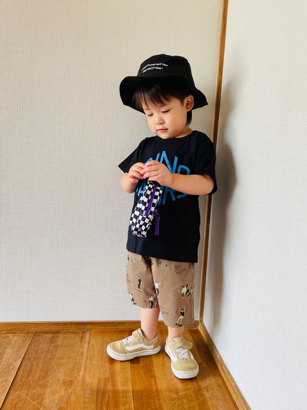 「ハーフパンツ、ロゴT、バケットハット、スニーカー、プチプラ、カラー×コーデ」｜「FARMの【接触冷感】ﾀﾞｲﾅｿｰｽﾞTｼｬﾂ（Tシャツ/カットソー、ブラック系）」を使った、naaaさん（キッズ・143cm）の夏コーディネートの1枚目の写真