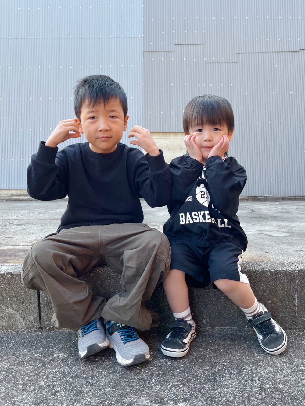 「保育園コーデ、兄弟コーディネート、ブラック、プチプラ、秋冬コーデ、キッズコーデ、ファッションを楽しもう」｜「Birthdayのアイテム（セットアップ、ブラック系）」を使った、naaaさん（キッズ・146cm）の秋コーディネートの1枚目の写真
